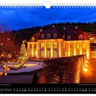 "Dezember" steht unten. Ein beleuchtetes Schloss, umgeben von Bäumen und einem geschmückten Weihnachtsbaum.
