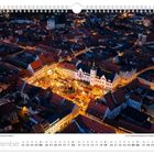 „Freiberger Christmarkt im Advent. Dezember. 25.12. 1. Weihnachtsfeiertag | 26.12. 2. Weihnachtsfeiertag.“  
Beleuchteter Weihnachtsmarkt in einer Altstadt, umgeben von Gebäuden bei Nacht.