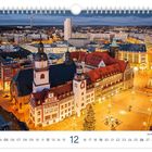 "Am Rathaus von Chemnitz"; Kalenderblatt mit Stadtansicht im Abendlicht. Gebäude mit roten Dächern, Weihnachtsbaum, erleuchteter Platz.