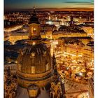 „Advent auf dem Neumarkt“ und „12“. Eine überblickende Stadtansicht bei Dämmerung mit beleuchtetem Weihnachtsmarkt.