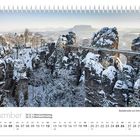 Kalender für Dezember; 25.12. 1. Weihnachtsfeiertag, 26.12. 2. Weihnachtsfeiertag. Schneebedecktes Felsenpanorama mit Brücke.