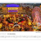 Dezemberkalender mit Weihnachtsfeiertagen. Weihnachtsmarkt bei Nacht: festlich, beleuchtet, Riesenrad, viele Besucher und Buden.