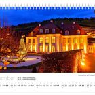 Kalenderseite “Dezember”, Feiertage am 25. und 26.12., beleuchtetes Schloss mit Lichterbaum.