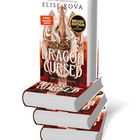 "Dragon Cursed - Zeig keine Gnade" von Elise Kova. Deluxe Edition. Ein Stapel identischer Bücher mit einem Drachen auf dem Cover.
