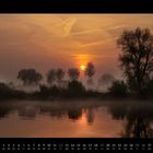 Kalender: Dezember 2027. Sonnenaufgang über einer nebligen Landschaft mit Bäumen am Flussufer.