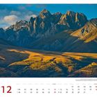 Kalender: Dezember, Wochenstart Montag. Gebirgslandschaft, felsige Berge im Hintergrund, beleuchtete Hügel im Vordergrund.
