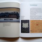 Links oben: "ERBAUT 1900". Rechts oben: "die Locomotivführerhäuser an der Camerloherstraße". Bild einer Dampflok.