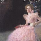 Illustration einer sitzenden Frau in einem reich verzierten, rosa Kleid, mit Blumen im Hintergrund.