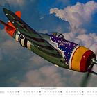 "Tarheel Hal" steht auf einem in lebhaften Farben bemalten Flugzeug, das zwischen Wolken fliegt. Unten ist ein Kalender für Dezember.