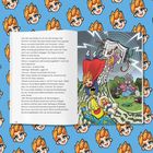 Linke Seite zeigt Text mit Dialogen über Bücher. Rechte Seite zeigt farbige Illustration mit Figuren, die aus einem Buch fallen.