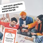 „… und nutzt geschickt Aktionskarten zu eurem Vorteil.“ Drei Personen sitzen auf einem Sofa und spielen Karten.