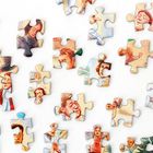 Verschiedene Puzzleteile mit Illustrationen von Gesichtern und Figuren auf hellem Hintergrund verstreut.