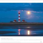 Dezember 2027 | Am Meer. Vollmond über einem rot-weiß gestreiften Leuchtturm und zwei Häusern, die sich im Wasser spiegeln.