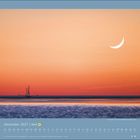 Dezember 2027. Ein Boot auf ruhigem Wasser vor einer orangen Abenddämmerung mit sichtbarem Sichelmond.