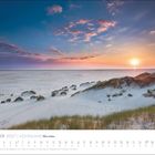 Dezember 2027 Kalenderblatt, Küstenlandschaft mit Sanddünen, Gräsern und Sonnenuntergang am Horizont.