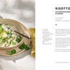 "RISOTTO MIT BRUNNENKRESSE UND ZITRONE. Zutaten: Schalotten, Olivenöl, Risottoreis, Brühe, Parmesan, Brunnenkresse, Zitrone."