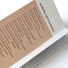 „Genießen auf Französisch“ steht oben; darunter diverse Dialoge auf Deutsch und Französisch in einem geöffneten Buch.
