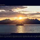12 Dezember, Kalender, zeigt ein Schiff bei Sonnenuntergang vor einer bergigen Küste auf ruhigem Wasser.