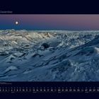 Text: "12 Dezember"; darunter eine winterliche, verschneite Landschaft mit aufgehender Mondsichel am Horizont.
