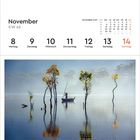 November, KW 45, 8-14, mit einem Kalender. Szene mit Boot und Bäumen in ruhigem Wasser, Da Lat, Vietnam.