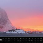 Kalender: Lofoten, Dezember, Reine, Moskenesøya. Schneebedecktes Dorf am Wasser, beeindruckender Berg im Hintergrund bei Sonnenuntergang.