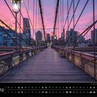 New York, 12, Sonnenaufgang an der Brooklyn Bridge. Brücke führt ins Stadtzentrum, heller Himmel in Lila und Pink.