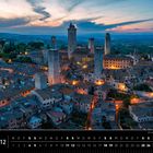 Toskana 12, Abendstimmung in San Gimignano. Kalender mit beleuchtetem Stadtpanorama in der Dämmerung.