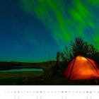 Kalendermonat 12. Tanz der Nordlichter über rotem Zelt, umgeben von Wald und See, Himmel voller Sterne.