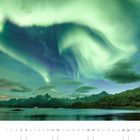 "12" und Zahlenreihe darunter. Nordlichter über Bergen und Wasserlandschaft bei Nacht.