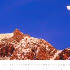 "Erstes Morgenlicht auf dem Ortlermassiv"; Berggipfel im roten Licht, klarer Himmel mit Mond, Kalender-Layout unten.