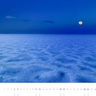 „Vollmond über Salzsee (Utah)“. Ein karger Salzsee unter klarem Nachthimmel mit sichtbarem Vollmond. Kalenderseite „12“.
