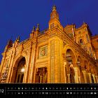 "Andalusien 12, Pavillon auf dem Plaza de España in Sevilla." Ein beleuchtetes, detailreiches Gebäude bei Nacht.