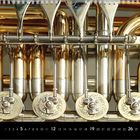 Text unten: "12, 5, 12, 19, 26." Eine Nahaufnahme von Metallventilen eines glänzenden Blasinstruments.