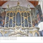 Kalender mit Orgel in der Neuen Kirche in Amsterdam, verziert mit Kunstgemälden, detailliertem Orgelprospekt.