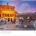 Alte Oper in Frankfurt, Deutschland. Dezemberkalender mit beleuchteten Kugeln und historischem Opernhaus bei Abenddämmerung.