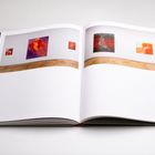 Seitenzahlen 182 links und 183 rechts. Gemälde mit warmen Farben an weißen Wänden. Holzboden oben.