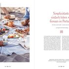 "Simplicidade" bedeutet "Einfachheit". Picknick am Strand mit Früchten, Wein und Geselligkeit.