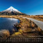 Kalender mit Datum, Berg Mt. Taranaki, 2.518 m. Schnee auf Gipfel, blauer Himmel, Wasser, Holzsteg, Graslandschaft.