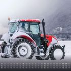 Kalender im Dezember, zeigt einen roten Traktor im Schnee vor einer winterlichen Berglandschaft.