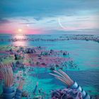 Keine erkennbaren Texte. Surreale Landschaft mit rosa Himmel, blauem Wasser, seltsamen Pflanzen und zwei Himmelskörpern.