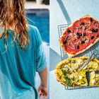 Links eine Person mit nassen Haaren und blauem Shirt. Rechts zwei Pizzen, eine mit Tomaten und Oliven, die andere mit Zucchini.