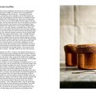 Schoko-Soufflés Rezept für 6–8 Personen. Rechts drei kupferne Förmchen mit Soufflés, eine Löffel liegt davor auf grauem Untergrund.