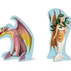 Eine bunte Illustration zeigt links einen fröhlich aussehenden Drachen mit lila Punkten, rechts eine Frau mit Schlangen im Haar.