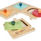 "montessori by Eichhorn" auf Holzpuzzle, bunte Formen mit Griffen: Dreieck, Kreis, Rechteck.