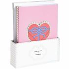 „RICO DESIGN x REDFRIES“ steht auf einer Verpackung. Eine rosa Karte zeigt ein Herz mit Schleife.