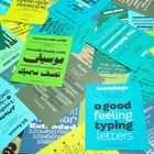 Diverse bunte Karten mit verschiedenen Schriften: "a good feeling typing letters", "Friendly family with", "Aconchego".