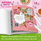 "SHARE YOUR BEAUTIFUL ARTWORK" und "HIKARU KOTZ COZY COLORING". Illustration mit Malutensilien, QR-Code und Pflanzen.