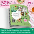Text: "SHARE YOUR BEAUTIFUL ARTWORK", "HIKARU KOTZ", "COZY COLORING", "14+", "Páginas desplegables para una experiencia de coloreado perfecta sin traspaso de color."

Illustration: Ein Skizzenbuch, Stifte, Pflanzen, QR-Code und Farbpalette.