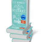 Das Buch „The Mistake“ von Elle Kennedy, „NIEMAND IST PERFEKT“, „SPIEGEL Bestseller-Autorin“, türkis mit Illustrationen.