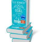 Ein Stapel Bücher mit blauem Cover. Texte: "Elle Kennedy," "The Goal," "Jetzt oder nie," "Roman," "Spiegel Bestseller-Autorin."